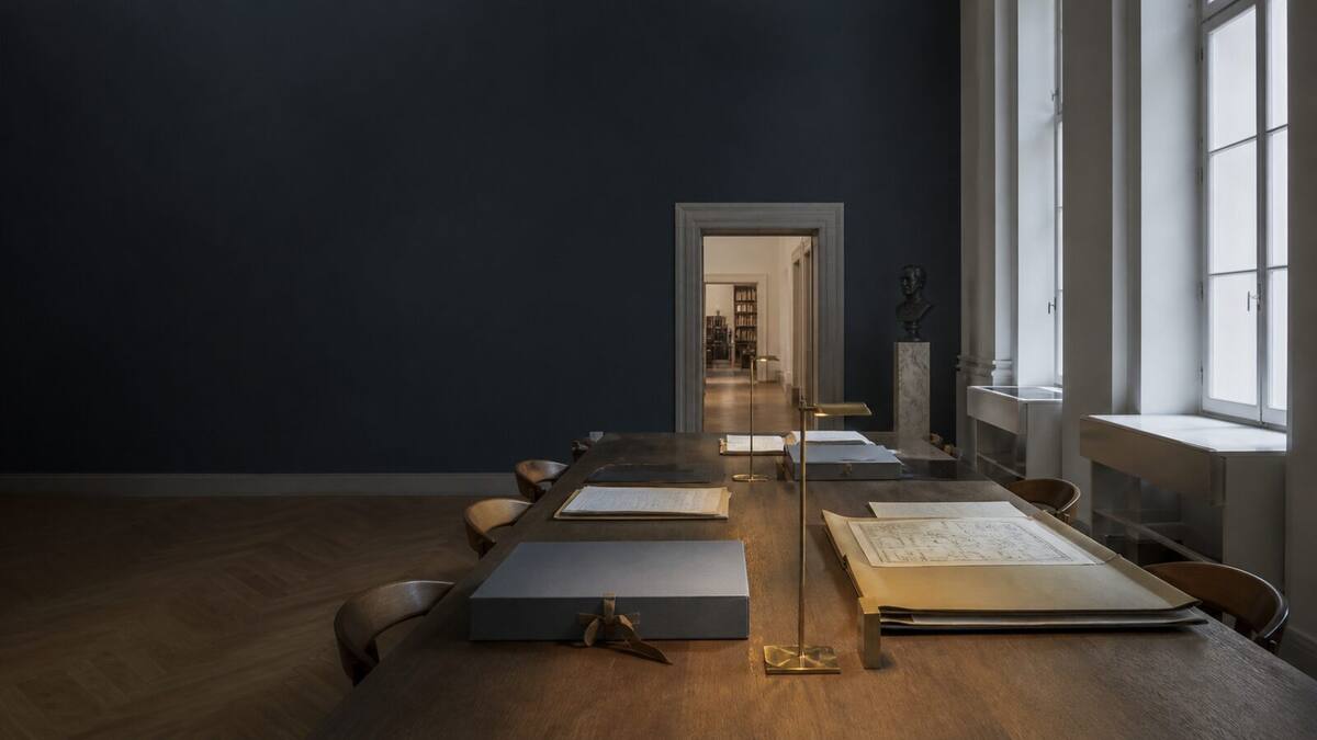 Salle de lecture d’archives avec table de consultation